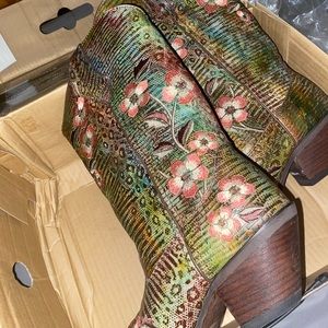 Woman’s Durango-Floral embroidered cowboy boots. 
Size 7.5  Worn 2x
